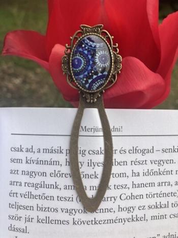 Kézműves fém könyvjelző - Ovális foglaltban, nonfiguratív motívumokkal 1.Kép