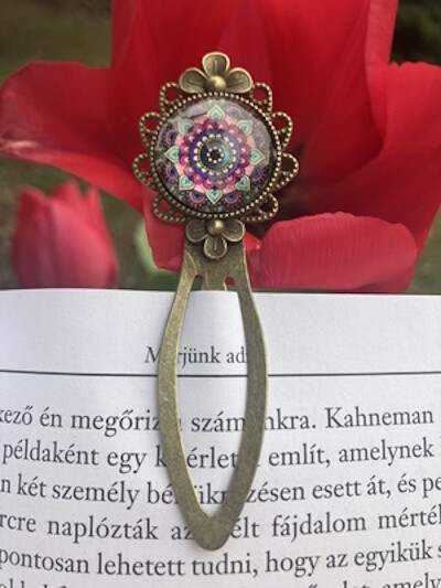 Kézműves fém könyvjelző - Kerek foglaltban, mandala motívumokkal